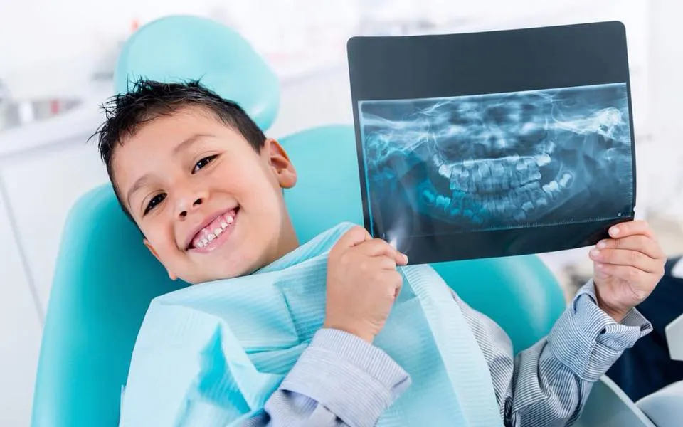 Paciente con su radiografía panorámica
